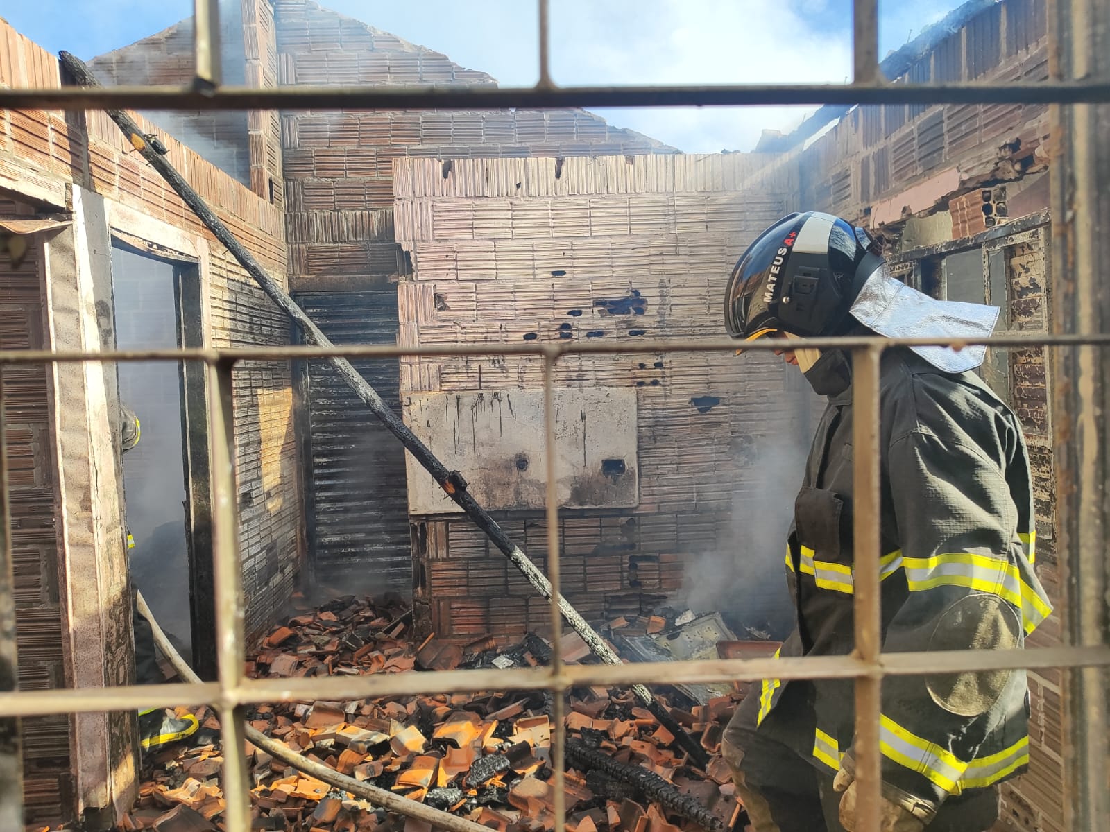 Casa ficou toda destruída com o incêndio - Foto: Jornal da Nova